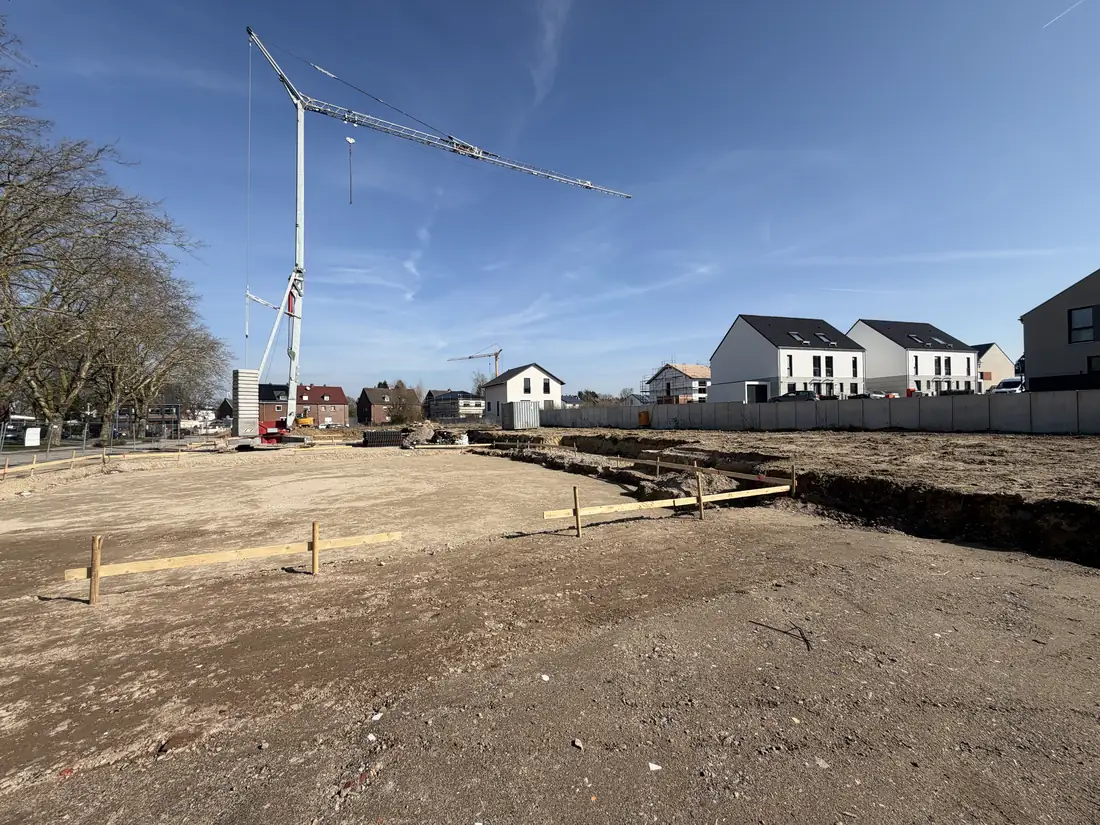 Baustelle Willy-Brandt-Ring Alsdorf - Baufeld mit Schnurgerüst und Kran