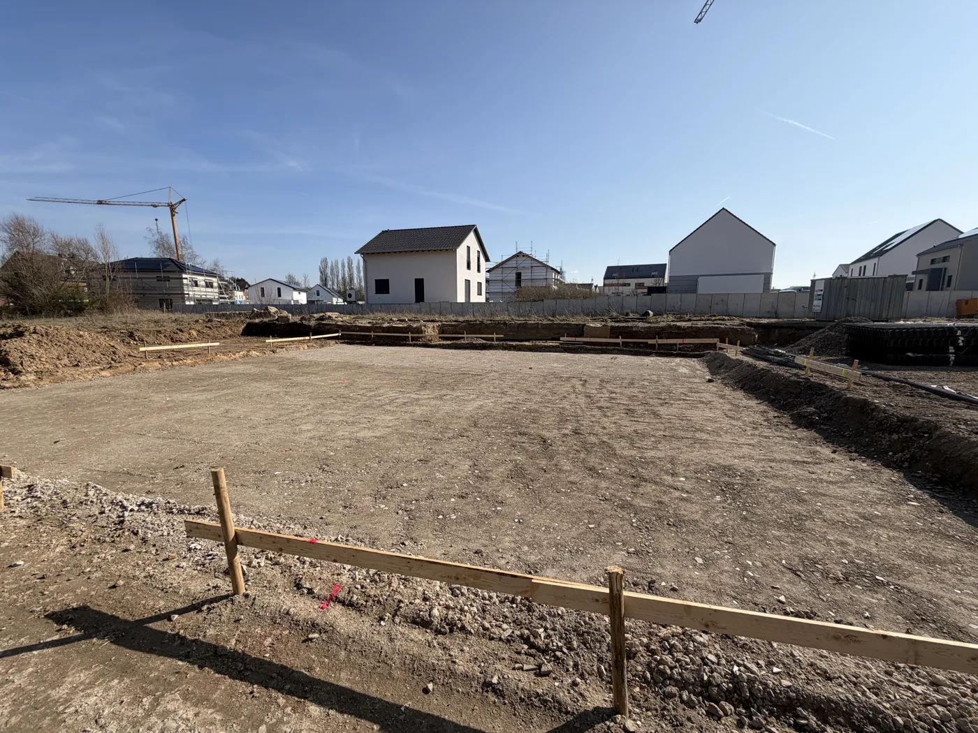 Baustelle Willy-Brandt-Ring Alsdorf - vorbereitetes Baufeld mit Schnurgerüst, Bebauung im Hintergrund