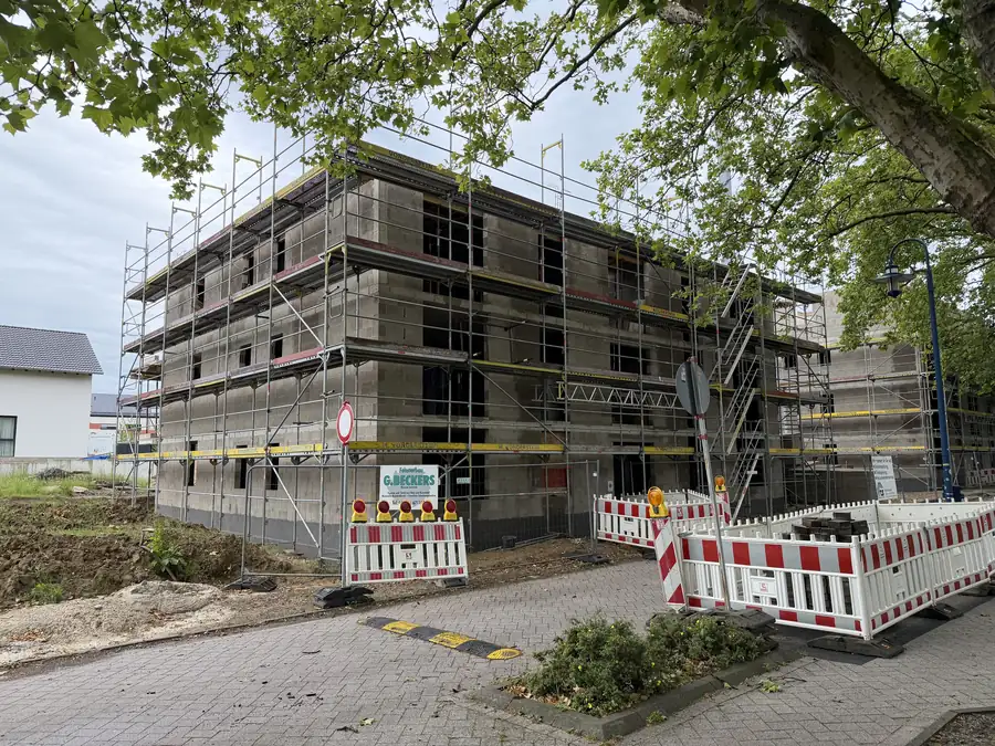 Rohbau Willy-Brandt-Ring Alsdorf - Eckansicht mit Gerüst