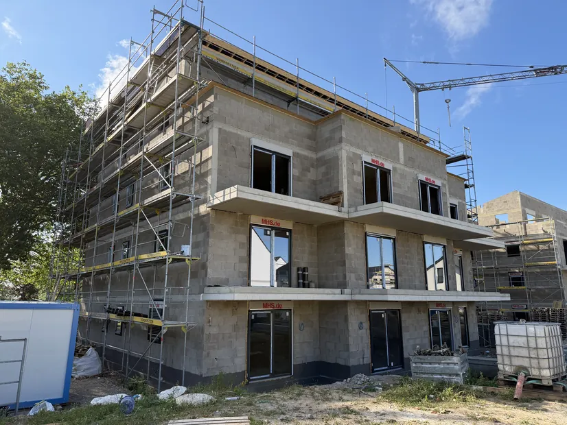 Rohbau Willy-Brandt-Ring Alsdorf - Fassade mit eingebauten Fenstern