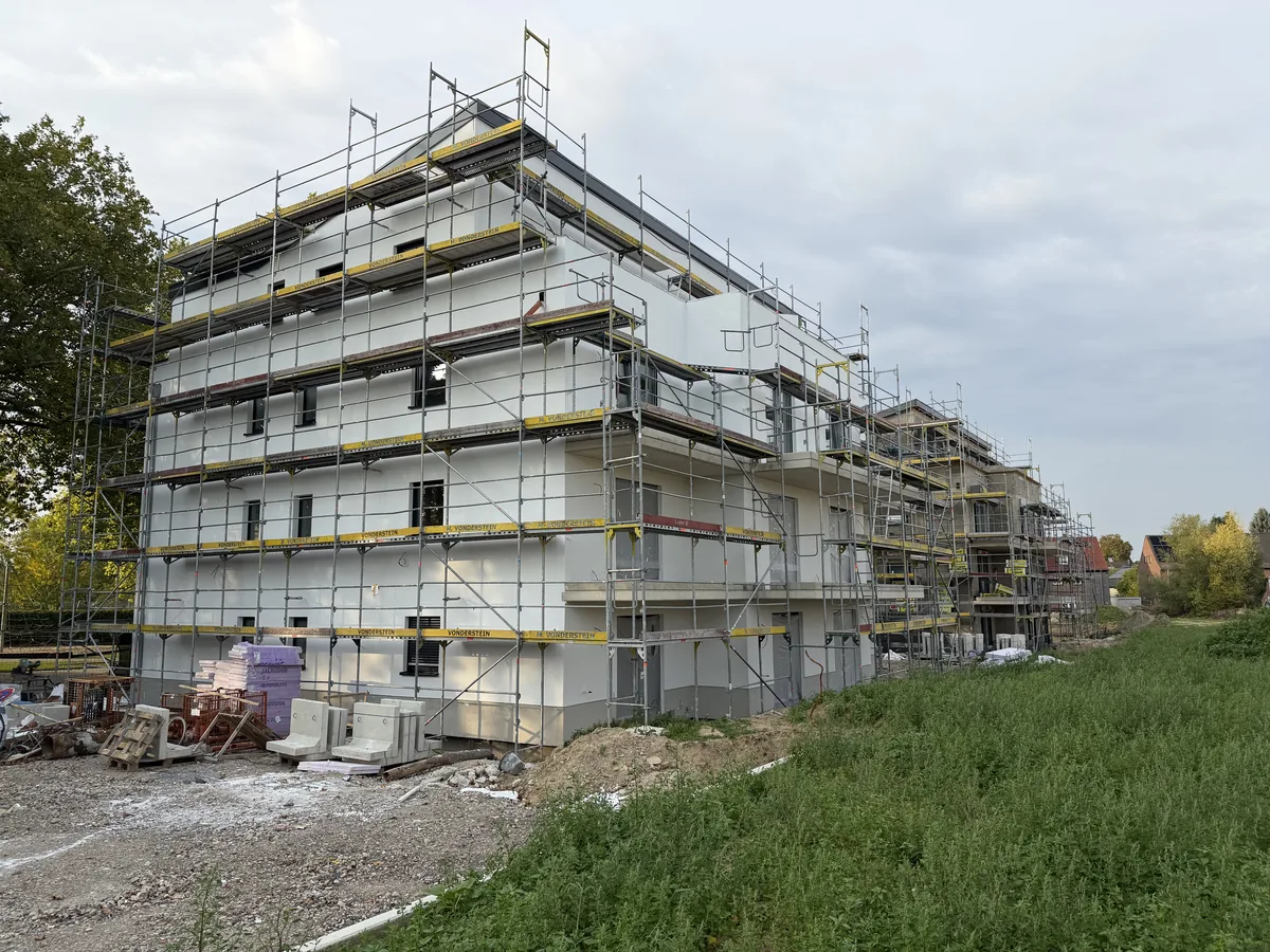 Willy-Brandt-Ring Alsdorf - Haus 1b mit fertigem Außenputz im Gerüst