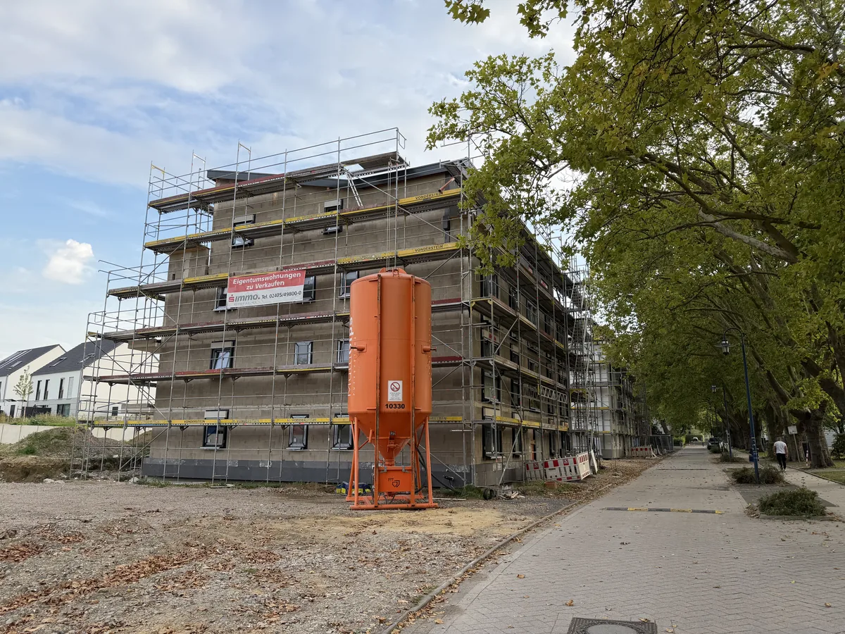 Willy-Brandt-Ring Alsdorf - Straßenansicht beider Häuser mit Silo